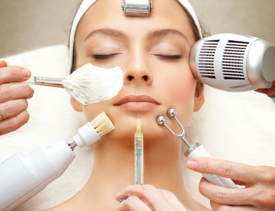 A lady having a softmesolgy beauty treatment in Cloud twelve spa.